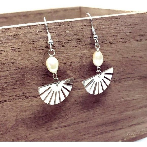Simple pearl Earrings - Picture 7 of 12